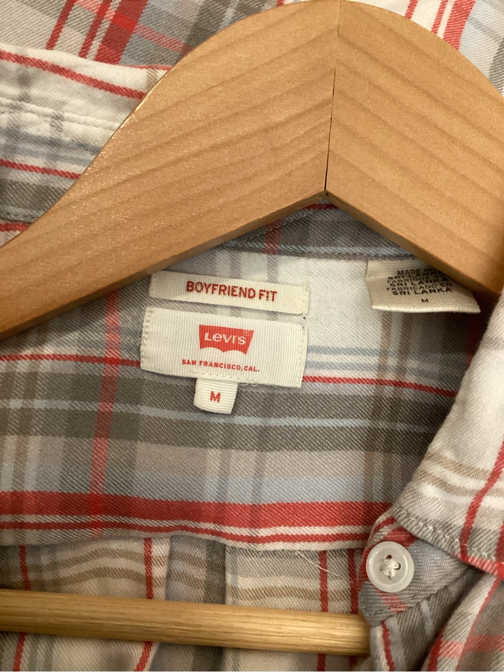 Levi’s Boyfriend Fit Plaid Button Down Shirt Medium Red Gray White Cotton - Picture 4 of 16